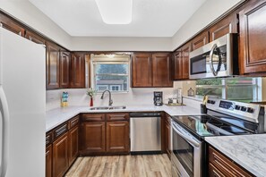 Kjøleskap, mikrobølgeovn, ovn og kokeplater