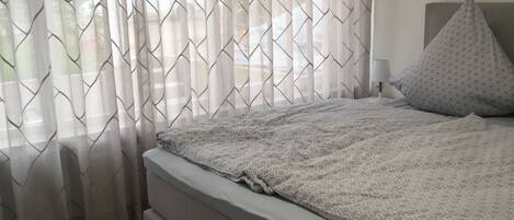 1 多间卧室、办公桌、熨斗/熨衣板、收费 WiFi