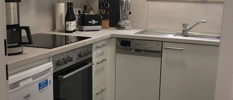 Refrigerador, parrilla de estufa, lavavajillas y cafetera y tetera