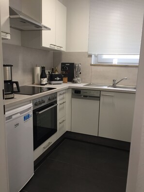 ثلاج�ة، موقد طهي مسطح، غسالة أطباق، ماكينة لصنع القهوة/الشاي