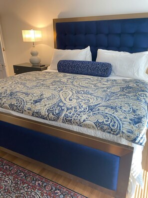 3 bedrooms, iron/ironing board, WiFi, bed sheets - Dubuque Luxury “Hot Tub” Farmers Market (Dubuque)