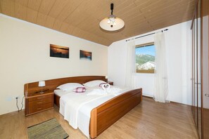 4 slaapkamers, een strijkplank/strijkijzer, wifi, beddengoed