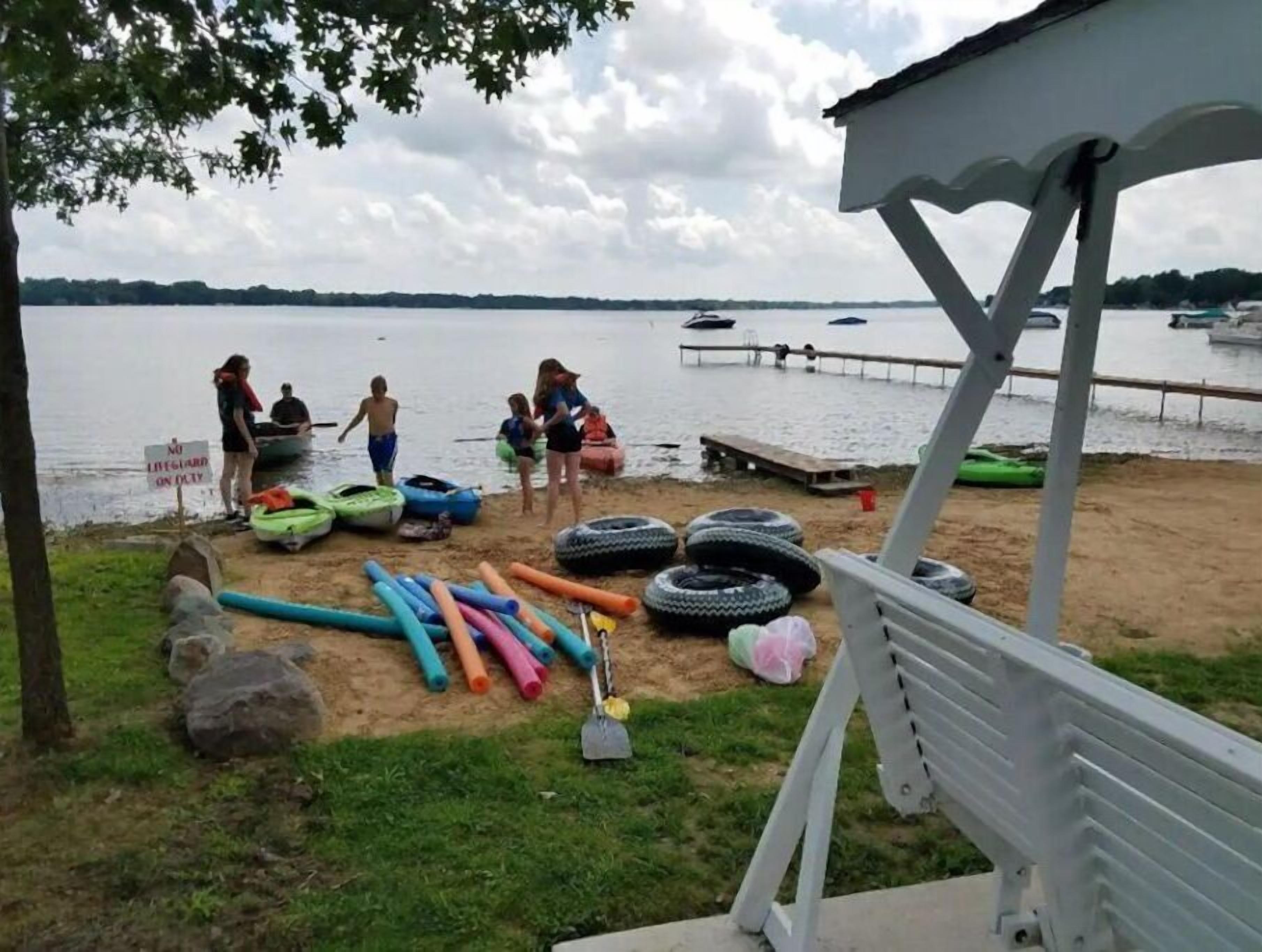 在海灘附近、沙灘巾