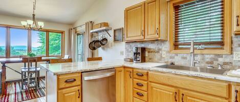 Réfrigérateur, micro-ondes, lave-vaisselle, cafetière/bouilloire