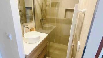 Executive-lejlighed | Badeværelse | Separat badekar og bruser, brusehoved med spredningseffekt, hårtørrer