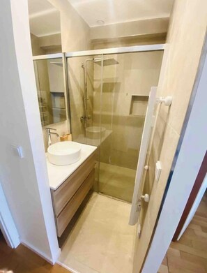 Executive Apartment | Bathroom | Separate bathtub and shower, rainfall showerhead, hair dryer, towels
