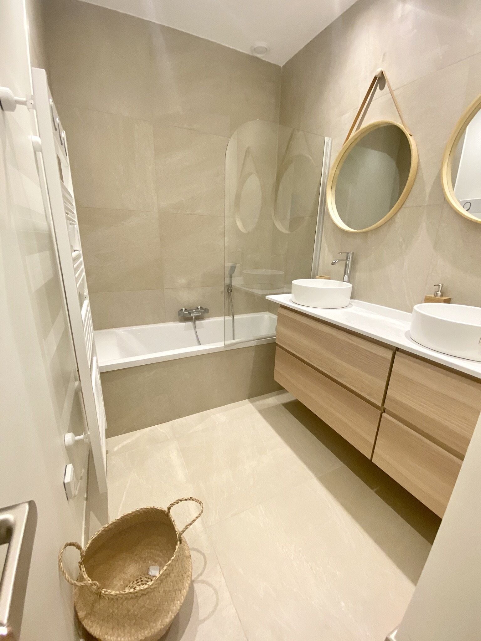 Appartamento Executive | Bagno | Vasca e doccia separate, soffione a pioggia, asciugacapelli, asciugamani