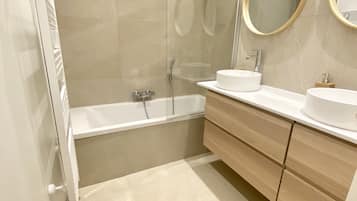 Appartamento Executive | Bagno | Vasca e doccia separate, soffione a pioggia, asciugacapelli, asciugamani