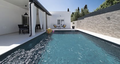 Brand new top villa ***** heated pool, barbecue, only 2 km from the sea