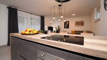 Kühlschrank, Mikrowelle, Ofen, Herdplatte