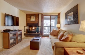Condo, 1 Bedroom | Living area