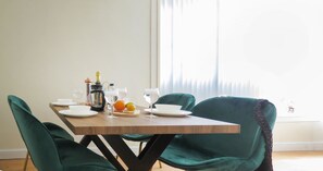 Deluxe-Apartment | Essbereich im Zimmer