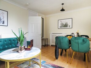 Deluxe Apartment | Living area | 49-inch Smart TV with cable channels, TV - Three Bedroom Duplex Balcony and Parking (Birmingham)