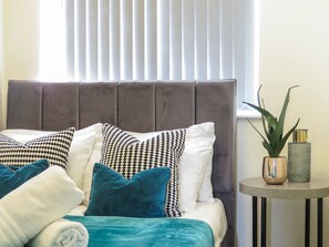 Deluxe Apartment | 3 bedrooms, iron/ironing board, travel cot, rollaway beds - Three Bedroom Duplex Balcony and Parking (Birmingham)