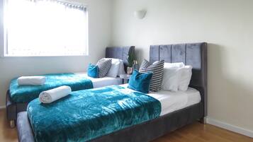 Deluxe Apartment | Bathroom | Towels, soap, shampoo