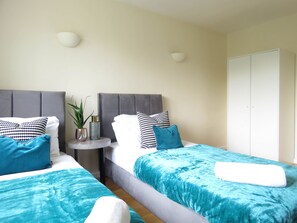Deluxe Apartment | 3 bedrooms, iron/ironing board, travel cot, rollaway beds - Three Bedroom Duplex Balcony and Parking (Birmingham)