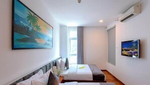 A hotel room with two beds, a painting, a TV, and an air conditioning unit. - Big Home Hotel (Da Nang Municipality)
