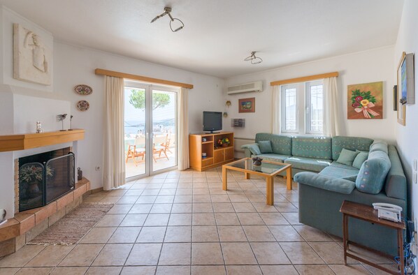 TV, fireplace, DVD player, books