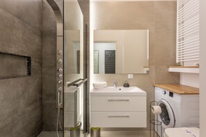 Shower, hair dryer, towels, soap - Ferienwohnung am Meer, Urlaub auf der Insel Usedom, Appartement Tower 13 (Świnoujście)