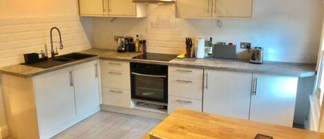 Apartment | Private kitchen | Microwave, oven, stovetop, electric kettle