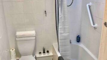 Apartamento | Banheiro | Chuveiro/banheira combinados, banheira de imersão
