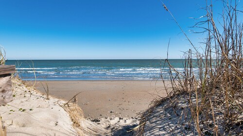 Vacation in luxury and style with sweeping ocean views at Pearce House.