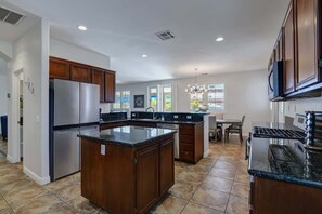 Frigorífic, microones, forn i placa de cuina 