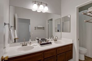 Badewanne, Haartrockner, Handtücher, Shampoo