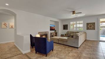 Televisión, chimenea y oficina