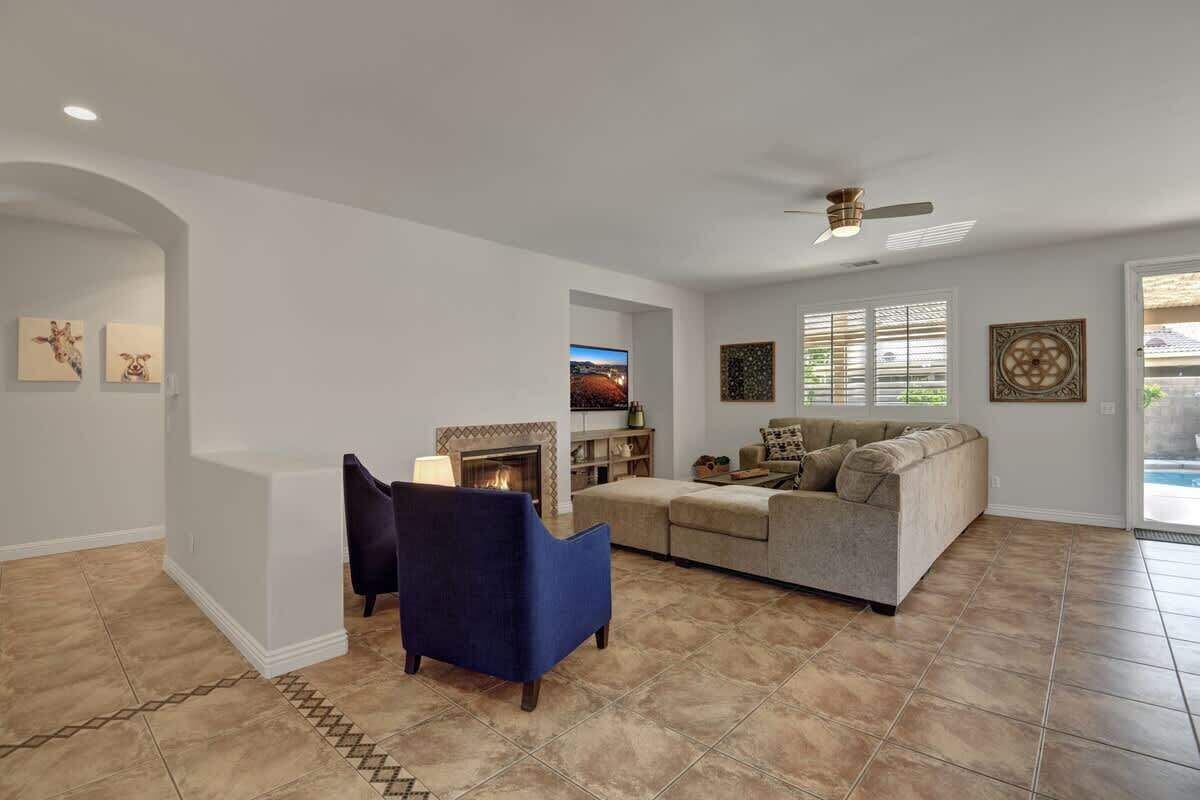 Televisión, chimenea y oficina 