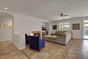 Televisor, llar de foc i oficines 