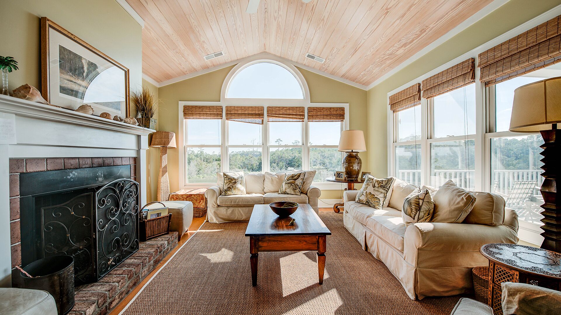 Una televisión, un reproductor de DVD, un reproductor estéreo