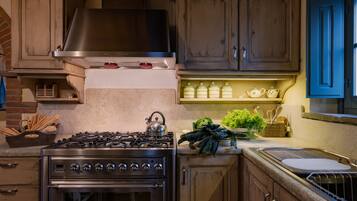 Frigorifero, microonde, forno, piano cottura