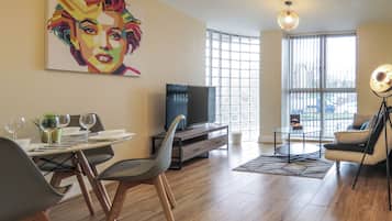 Apartment | Living area | 42-inch LED TV with satellite channels, TV, Netflix