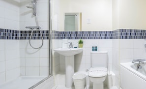 Apartment | Badezimmer | Dusche, kostenlose Toilettenartikel, Handtücher