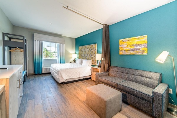 Modern King Hotel Suite image 1