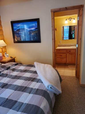 3 bedrooms, desk, iron/ironing board, travel cot