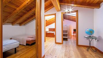 Apartemen Keluarga, beberapa kamar, tepi gunung (Il Lago Blu Loft With Pool) | 3 kamar tidur, Wi-Fi (biaya tambahan), dan seprai linen