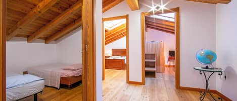 Apartamento familiar, varias habitaciones, junto a la montaña (Il Lago Blu Loft With Pool) | 3 dormitorios, wifi, ropa de cama