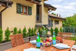 Outdoor dining - Il Lago Blu Loft With Pool (Castelveccana)