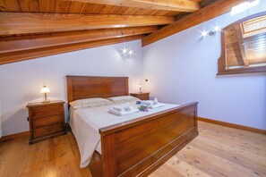 Familienapartment, Mehrere Schlafzimmer, Bergseite (Il Lago Blu Loft With Pool) | 3 Schlafzimmer, WLAN, Bettwäsche