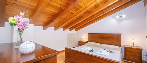 Familieleilighet, flere soverom, ved fjell (Il Lago Blu Loft With Pool) | 3 soverom, wi-fi (mot et tillegg) og sengetøy