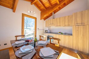 Family Apartment, 3 Bedrooms, Mountainside (Il Lago Blu Loft With Pool) | Dining room