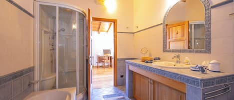 Apartamento família, vários quartos, ao lado da montanha (Il Lago Blu Loft With Pool) | Banheiro | Banheira e chuveiro separados, secador de cabelo, bidê, toalhas de banho