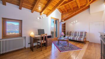 Apartemen Keluarga, beberapa kamar, tepi gunung (Il Lago Blu Loft With Pool) | Area keluarga | Televisi layar datar 21-inci dengan saluran TV digital dan TV