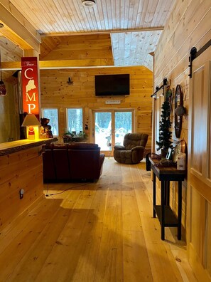 TV connectée, cheminée, chaîne hi-fi
