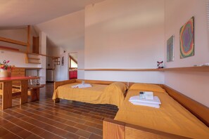Familien-Stadtwohnung, Mehrere Schlafzimmer, 2 Bäder, Bergseite (Sunset in Ranco) | 2 Schlafzimmer, Bügeleisen/Bügelbrett, WLAN, Bettwäsche