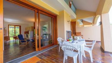 Townhouse Keluarga, 2 kamar tidur, 2 kamar mandi, tepi gunung (Sunset in Ranco: Lakeview Townhouse) | Tempat makan outdoor