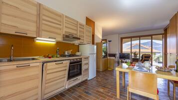 Townhouse Keluarga, 2 kamar tidur, 2 kamar mandi, tepi gunung (Sunset in Ranco) | Dapur pribadi | Lemari es, oven, kompor, dan mesin pencuci piring