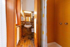 Family Townhome, 2 Bedrooms, 2 Bathrooms, Mountainside (Sunset in Ranco) | Bathroom | Shower, hair dryer, bidet, towels